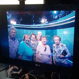 דיירי דיור מוגן מבקרים במשרדי ערוץ 10