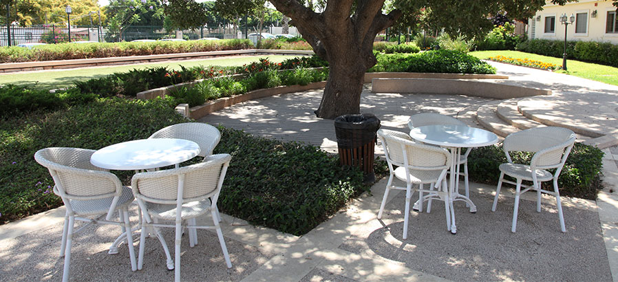 חצר דיור מוגן בנורדיה