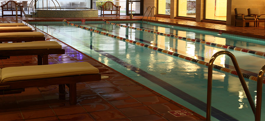 בריכה בדיור מוגן רמת השרון