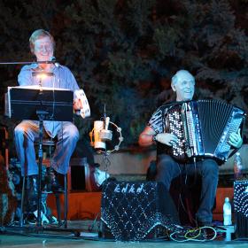 שמעון פרנס ולהקתו חוגגים בדיור מוגן כפר סבא