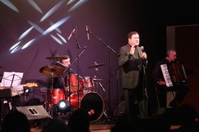 יורם גאון חוגג בדיור מוגן