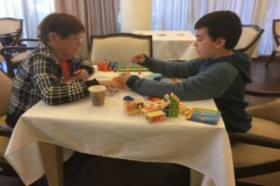 שבת של משחקי קופסא וחמין בדיור מוגן לגיל השלישי