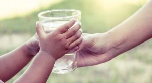 לשתות מים בגיל השלישי